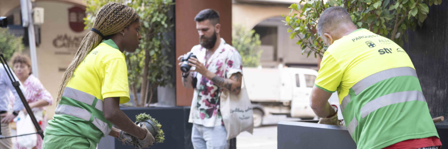 Jardineros de Almería plantando flora autoctona